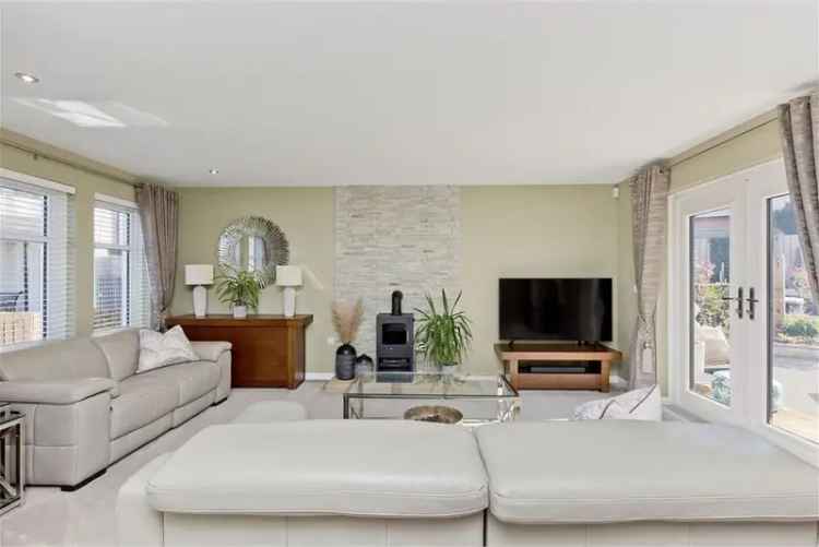 4 Bed Detached House with Sea Views and Sunny Gardens