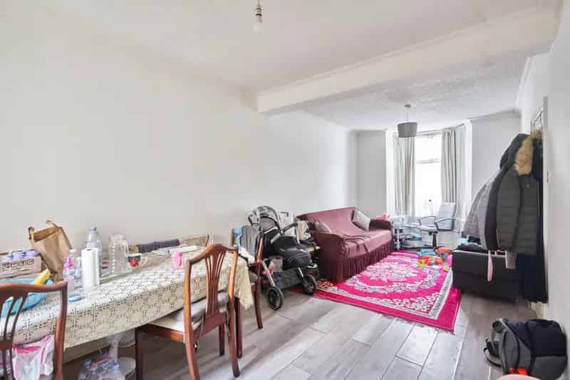 Spacious 2/3 Bedroom Terraced House near Forest Gate Station