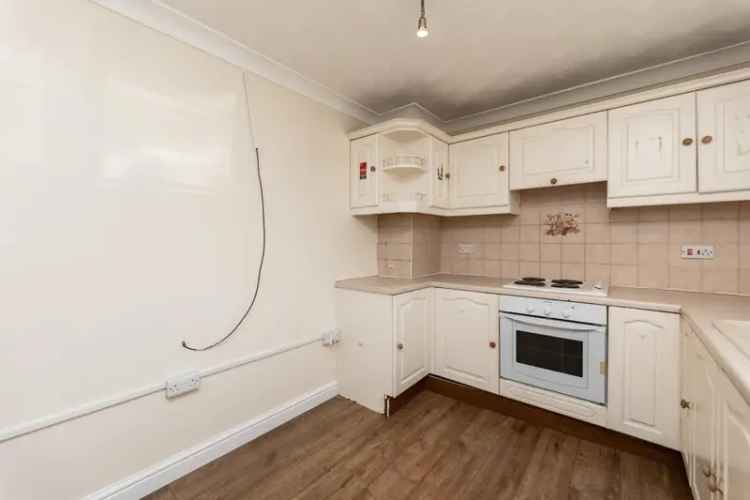 3 Bedroom Flat for Sale Near Town Centre