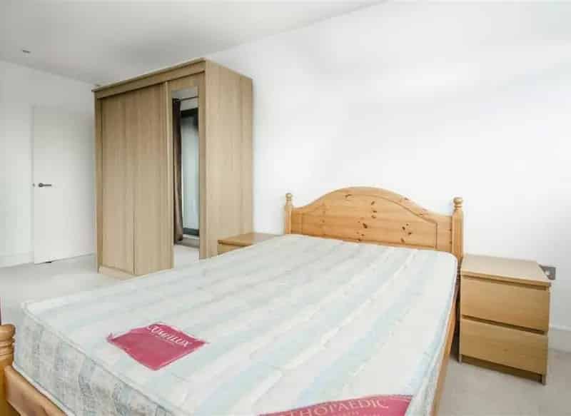 Three Double Bedroom Penthouse Apartment near London Bridge