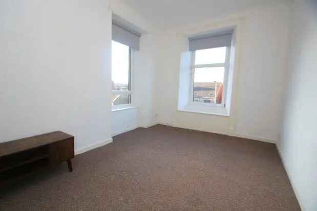 Flat to rent in Clarkston Road, Glasgow G44