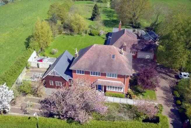 6 Bedroom Detached House with Two Annexes and Generous Grounds