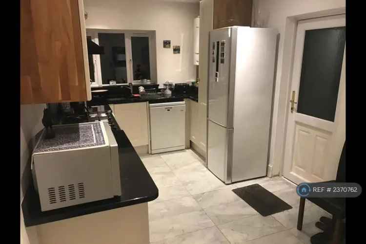 4 Bedroom Semi Detached House in Bristol BS9