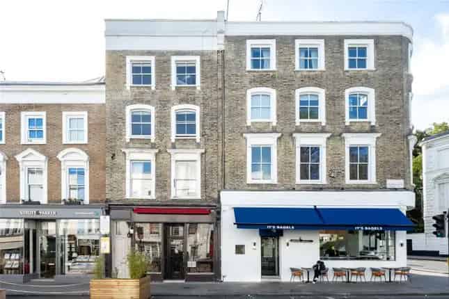 Spacious Notting Hill Duplex Flat with Vaulted Ceilings