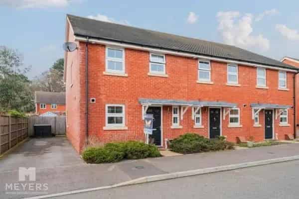 2 Bed House in Private Estate with Garden and Parking