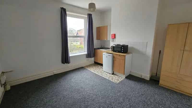 7 Bedroom HMO Flat for Sale Near Shops and Seafront