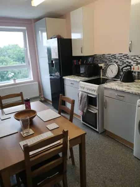 Spacious Flat near Charlton Station with Parking and Great Views