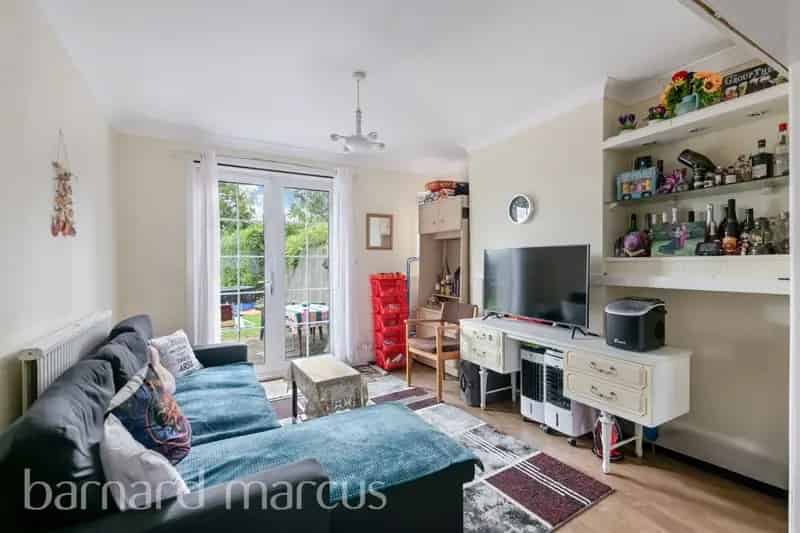 3 Bedroom Semi Detached House Near Transport Links
