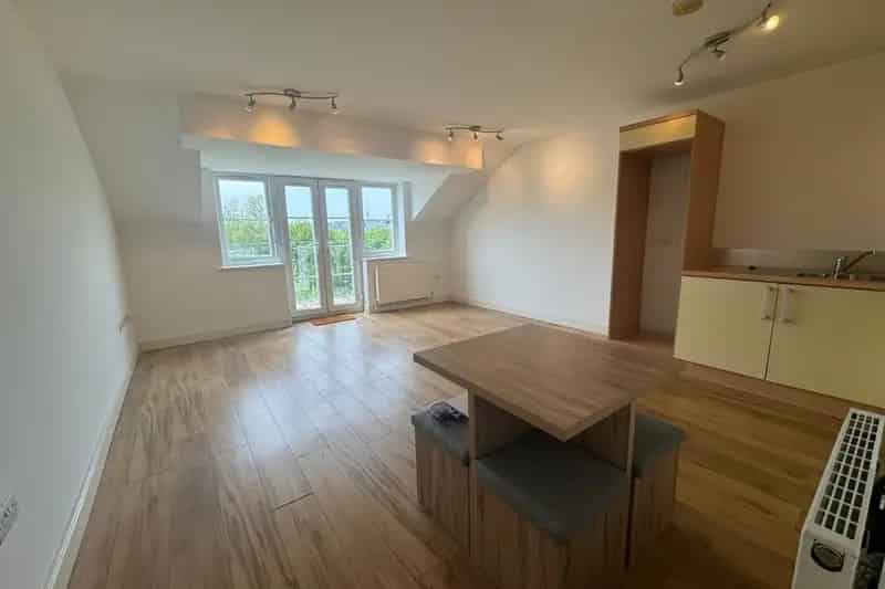 Spacious 2-Bed Top Floor Apartment with Balcony and Parking