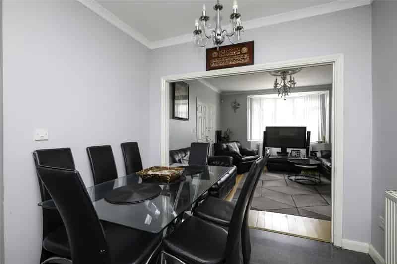 4 Bedroom House in London Near Acton Main Line Station