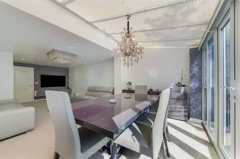 Stunning Family Home with Modern Kitchen and Garden Outbuilding