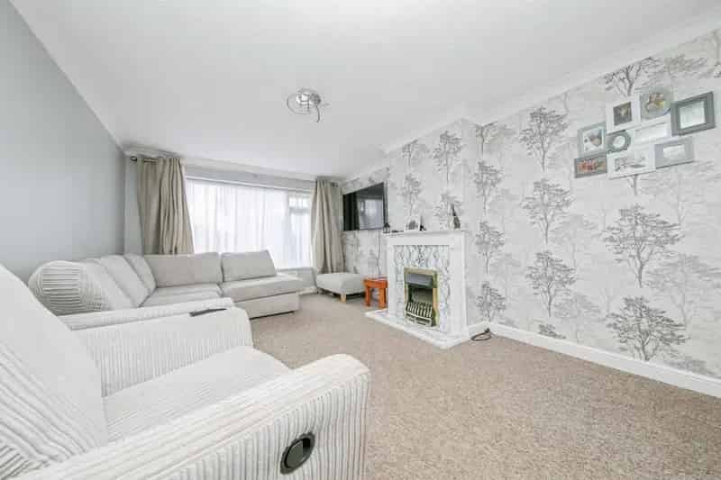 3 Bed House with Garage and Gardens