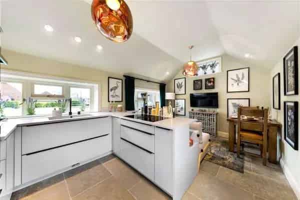 Barn Conversion near Guildford - Modern Features and River Access