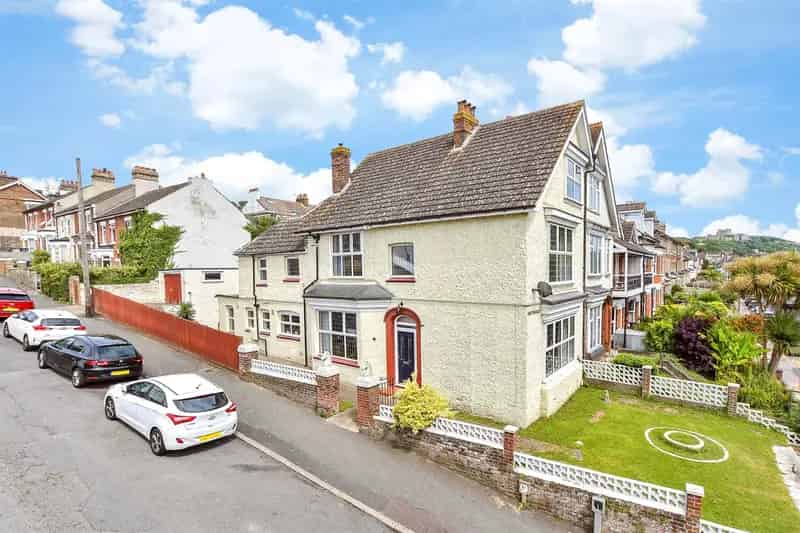 5 Bedroom Semi-Detached House For Sale Near Schools