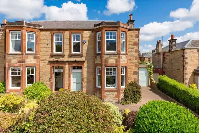 5 Bed Semi-Detached House with 2 Reception Rooms and Garage