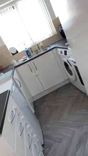 Spacious 2-Bed Top Floor Flat Brand New Decoration