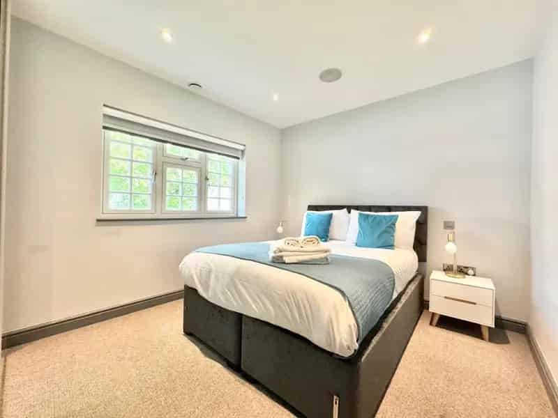 Modern Fully Furnished Ground Floor Apartment All Bills Included