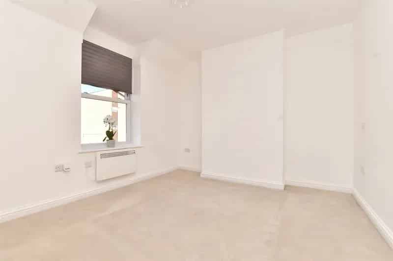 2 bedroom maisonette for sale