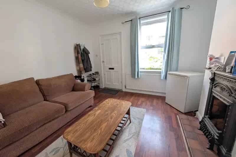 3 Bed House with Enclosed Garden and Modern Kitchen