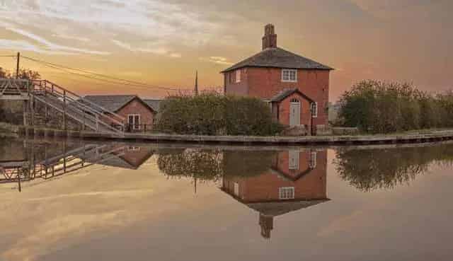 Roving Bridge Farm Grade II Listed Canal-Side House