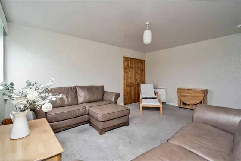 3 Bed Flat - First Floor with 1 Reception Room