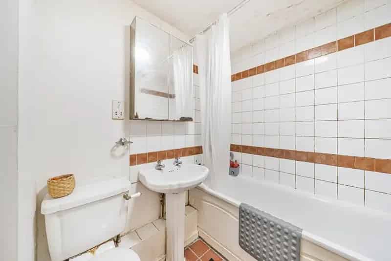 2 Bedroom Ground Floor Flat with Off-Street Parking and Terrace