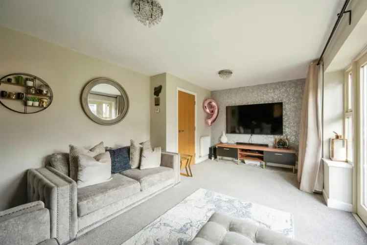 Four Bedroom House with Driveway and En-Suite