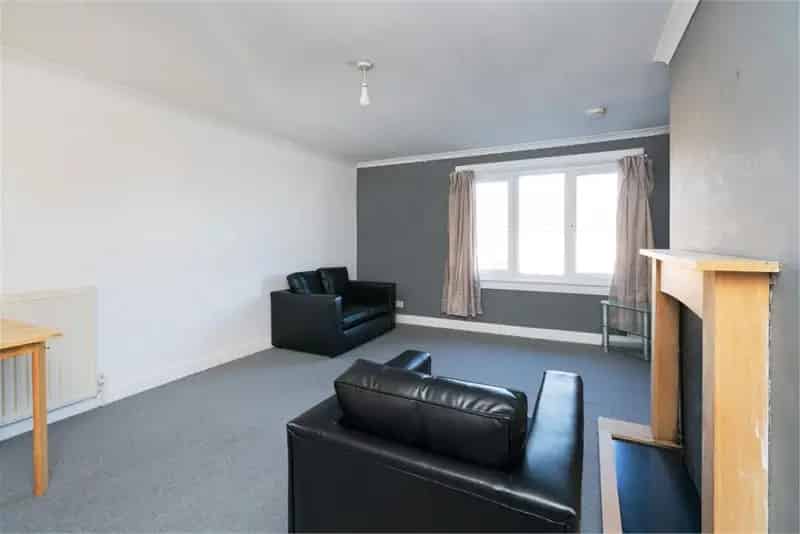 2 Bed Top Floor Flat  First Time Buyers Investors