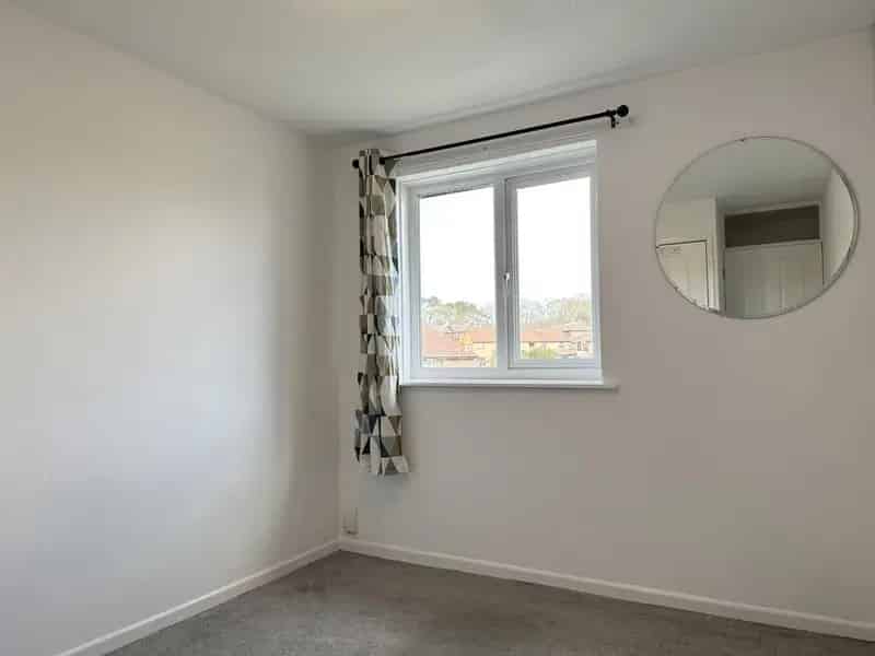 1 Bedroom Flat BEARWOOD Private Entrance Fitted Kitchen Modern Bathroom