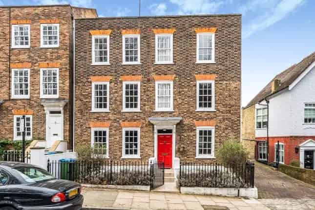 4 Bedroom Detached House for Sale in West Greenwich