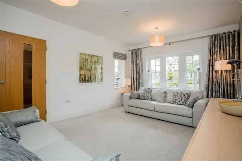 5 Bed Detached House with 2 Reception Rooms and Double Garage
