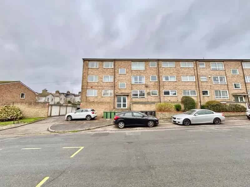 2 Bed Flat for Sale in Hastings - Clive Vale