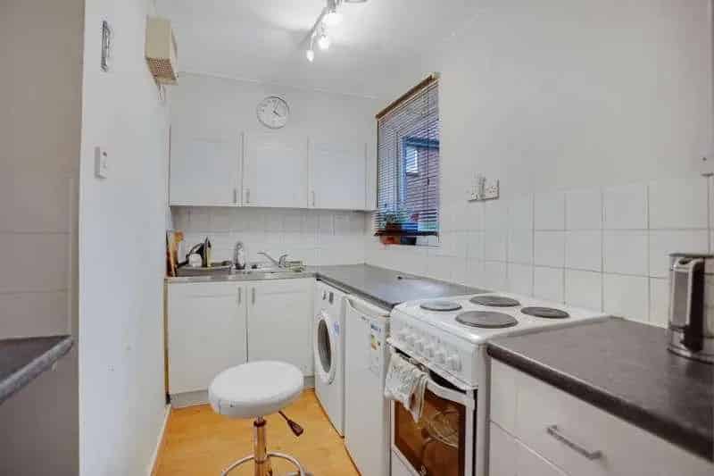 1 Bed Flat for Sale - Open Plan, Fitted Kitchen, Long Lease