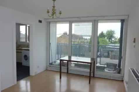 Convenient 6th Floor Flat Near North Middlesex Hospital and Silver Street Station