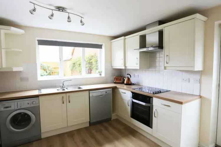 6-Bed House with 3 Shower Rooms and Garden - Ideal for Families