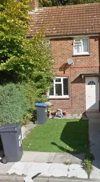 House with Large Garden Near Schools and Shops