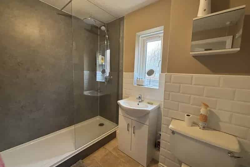 2 Bed First Floor Apartment with Garage and Garden Zero Deposit