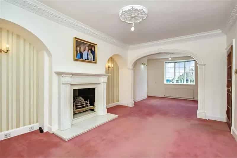 3 Bed Detached House with 3 Reception Rooms Near Town Centre
