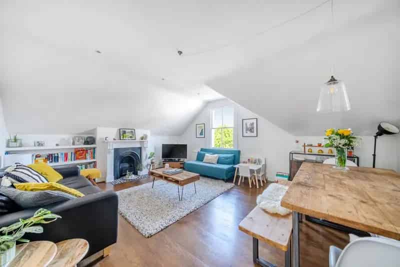 Period Property near Tooting Bec Common with Great Transport Links