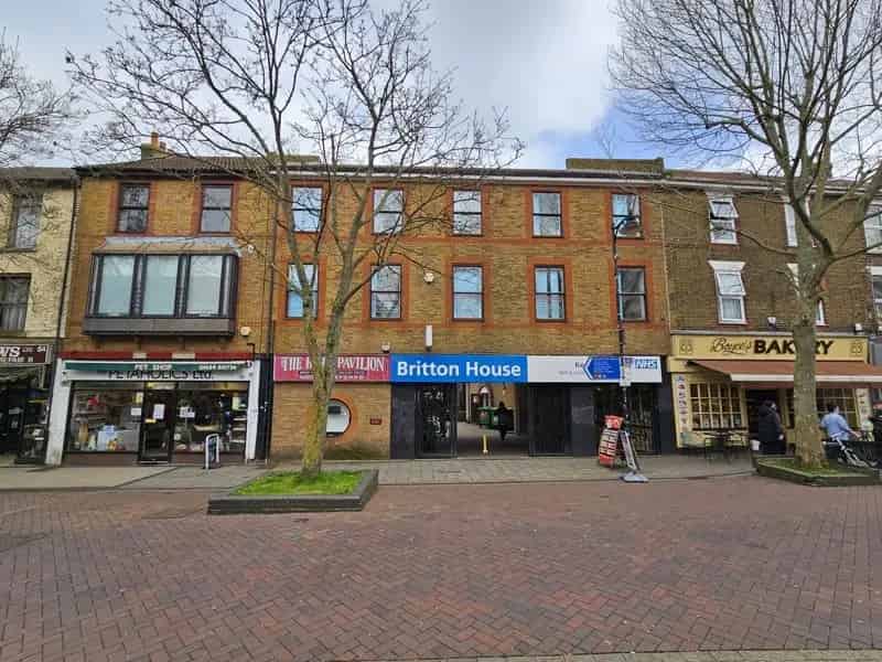 Two Floor Property with Separate Suites