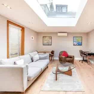 2 Double Bedroom House 98m² London - Stylish Split Level Home