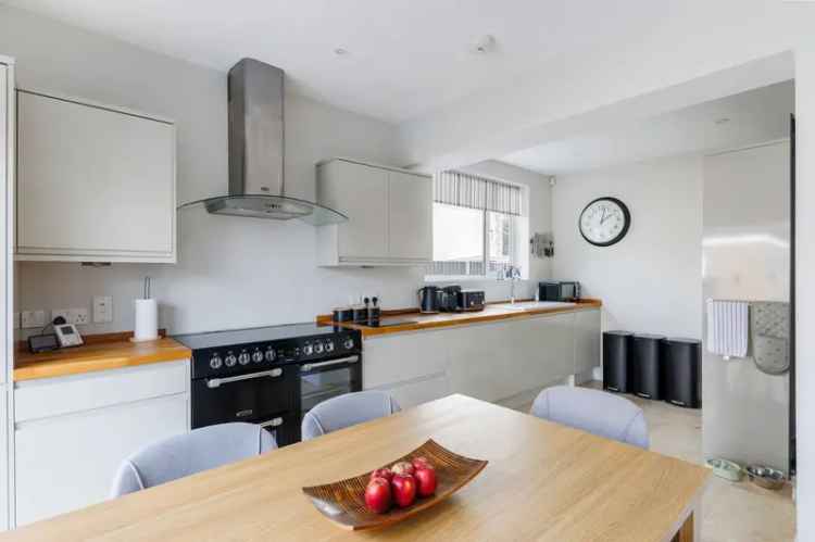 5 Bedroom Detached House for Sale near Stroud Town Centre
