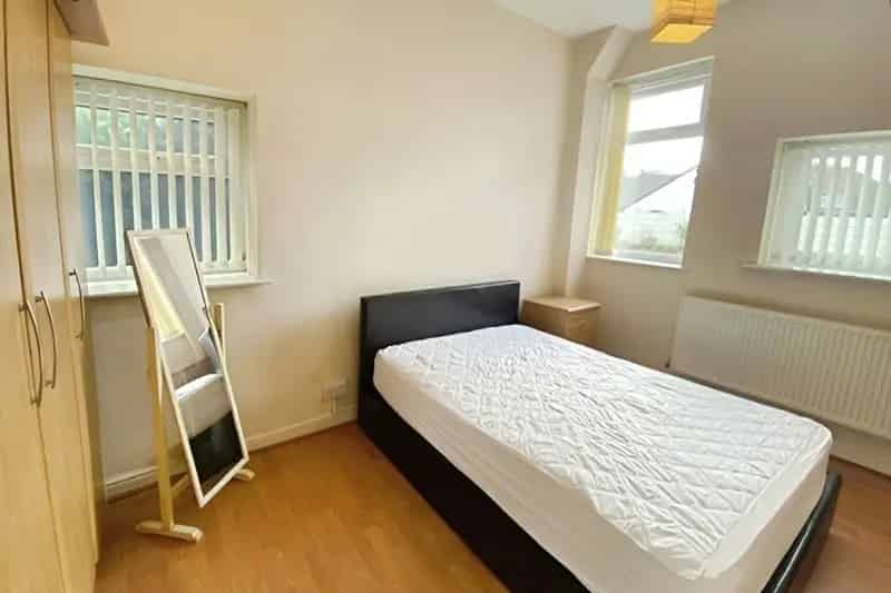 Open-Plan Flat Near Aldey Hey Hospital Leasehold