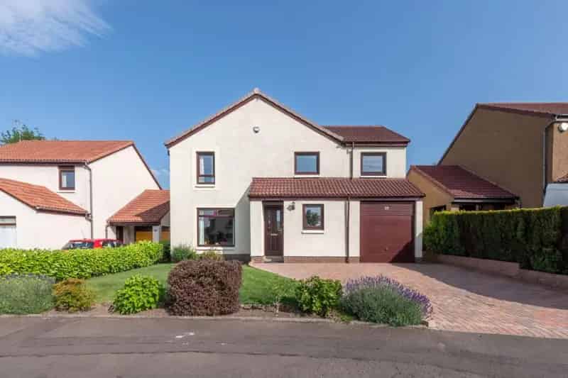 6 Bedroom Detached House For Sale