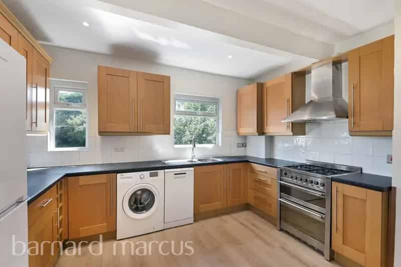 2 Double Bedroom Maisonette Near Carshalton Station