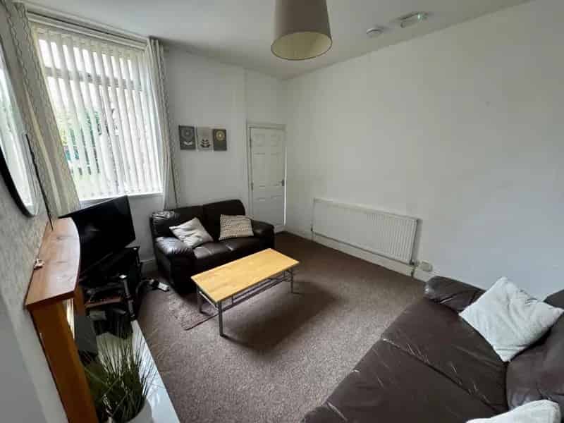 Single Student Room in Well-Maintained Terrace House