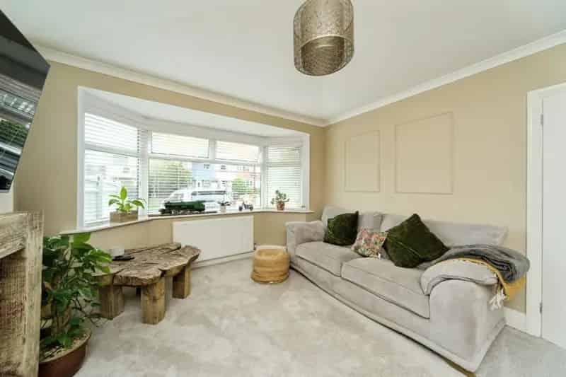 Three Bedroom Semi-Detached House Near Beach and Shops