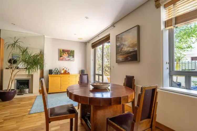 2 Bedroom Clifton Apartment with Private Gardens and Parking