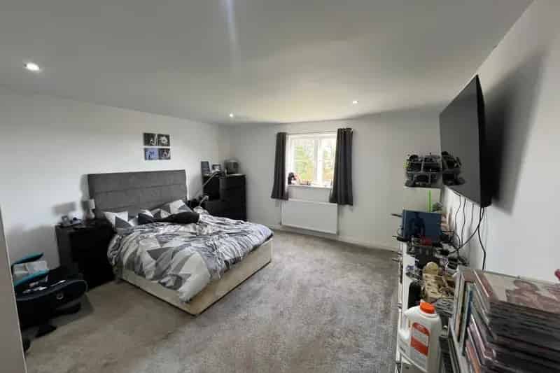 5 Bedroom Detached House with Large Garden and Double Garage