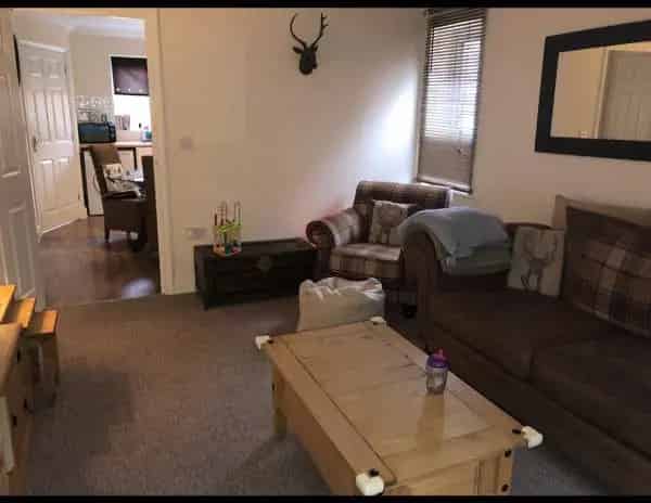 2 Kingsize Bedroom Semi Detached House with Driveway and Garden